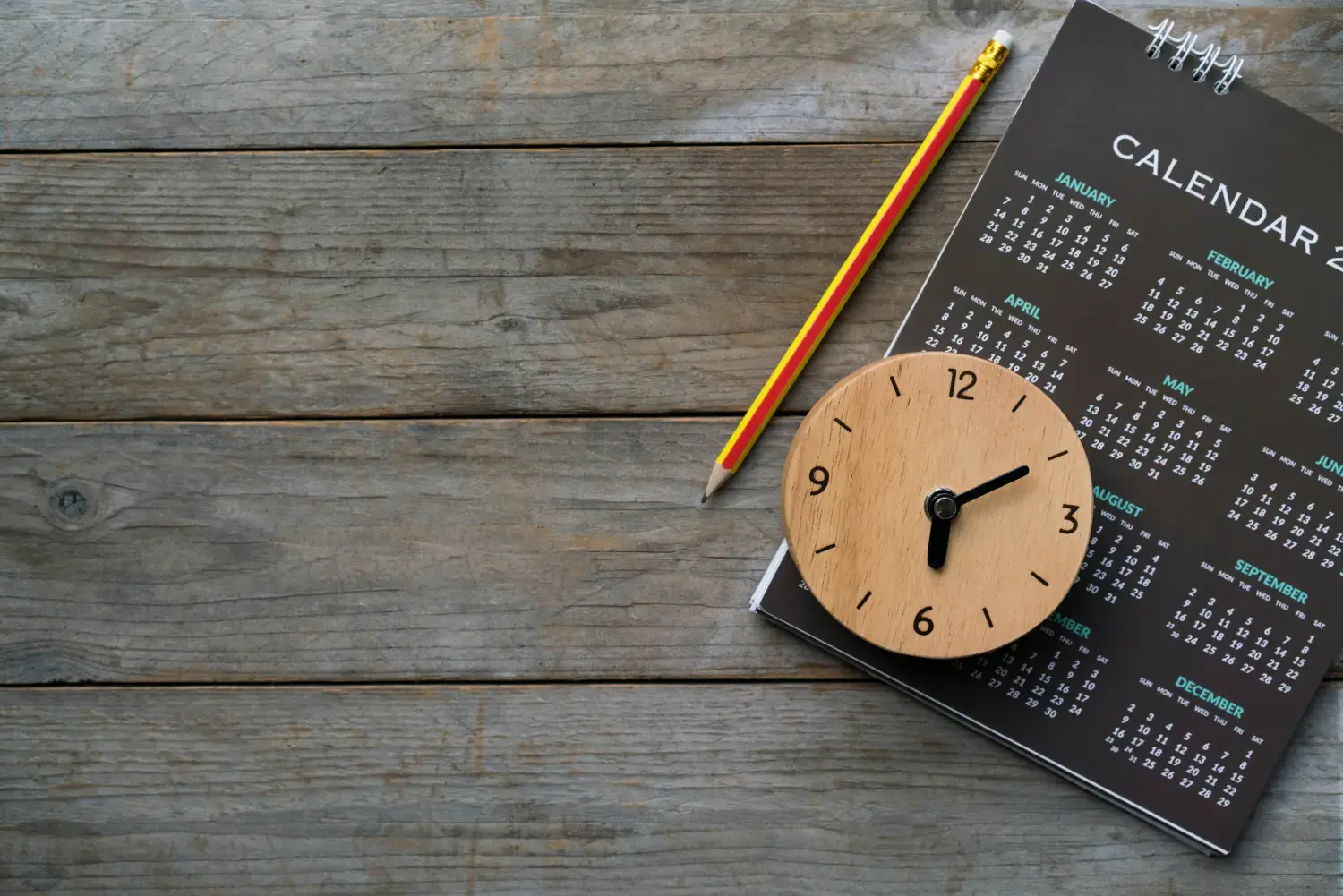 Nahaufnahme von Uhr, Kalender und Bleistift auf dem Tisch, Planung für Business-Meeting oder Reiseplanung Konzept